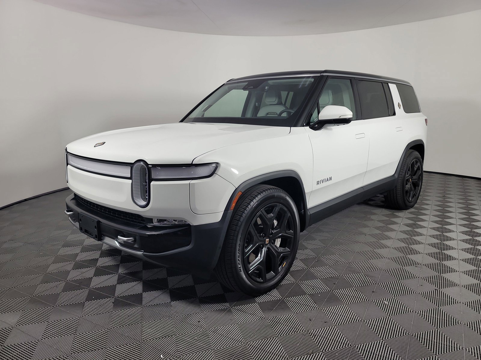 Used 2024 Rivian R1S Adventure AWD/4WD image 1