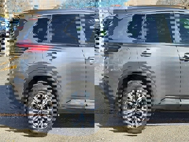 Used 2023 Nissan Rogue SV image 4