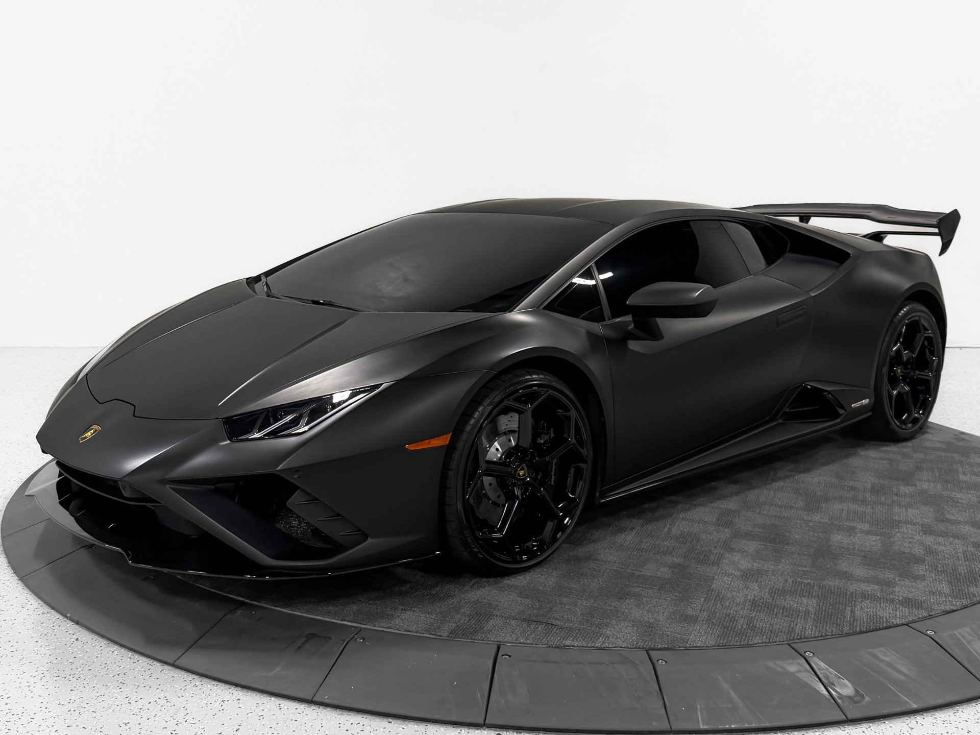Used 2021 Lamborghini Huracan EVO RWD image 2