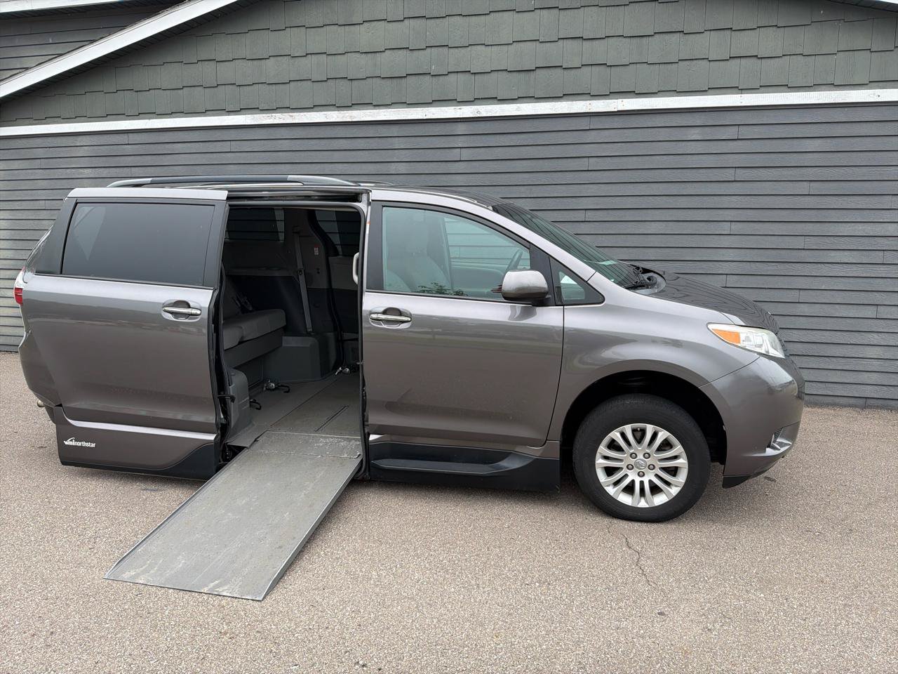 Used 2017 Toyota Sienna XLE FWD image 2
