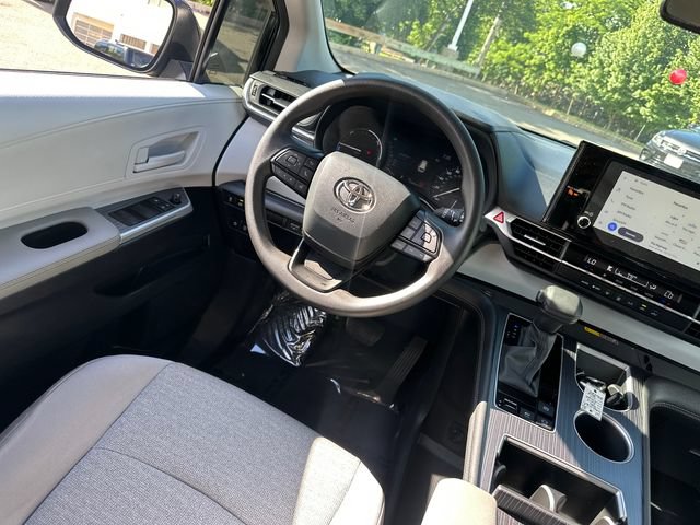 Used 2026 Toyota Sienna LE FWD image 20