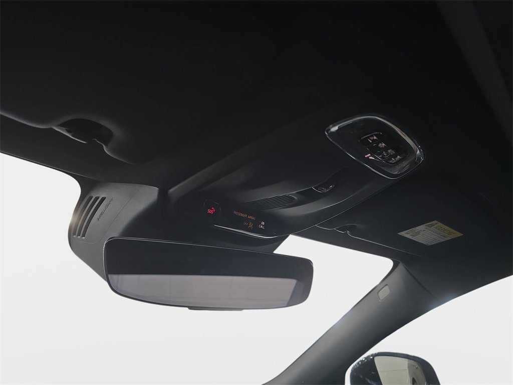 Used 2022 Volvo S60 T8 R-Design image 25