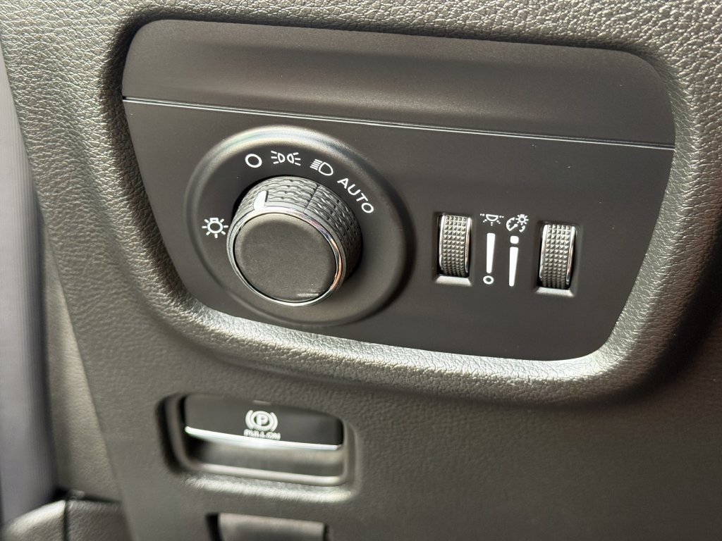 New 2027 Jeep Grand Cherokee Altitude RWD image 19