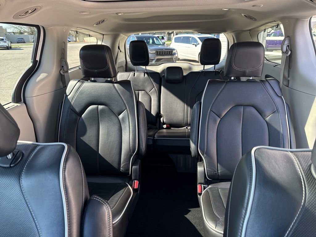 Used 2023 Chrysler Pacifica Limited image 14
