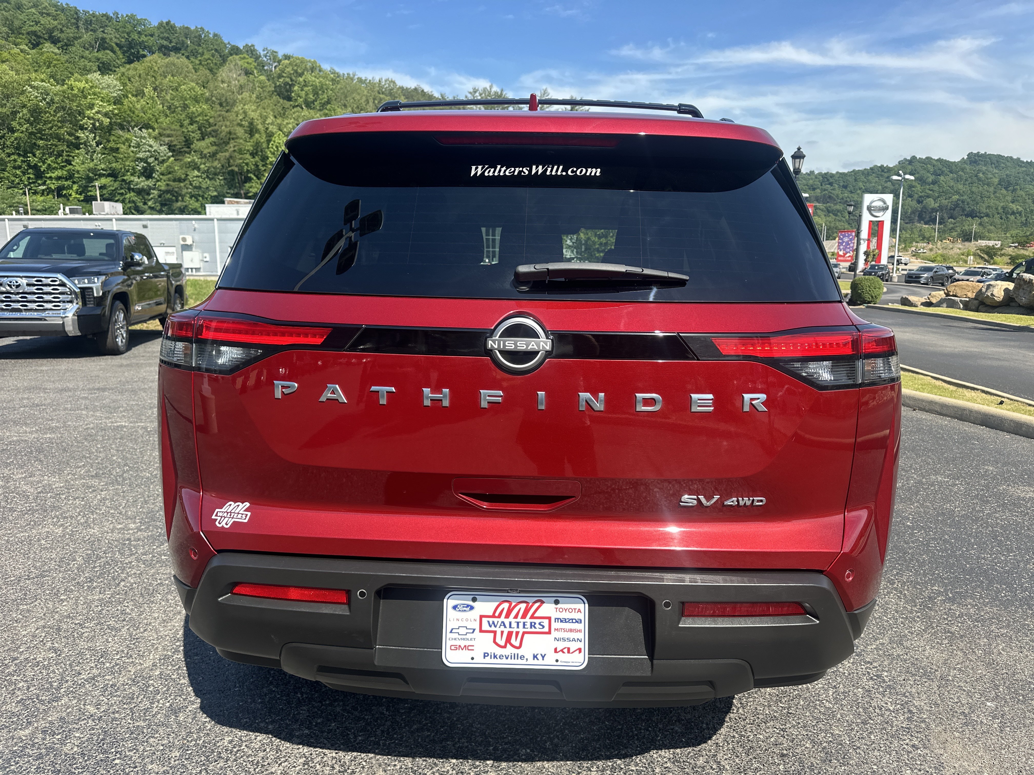 Used 2023 Nissan Pathfinder SV AWD/4WD image 3