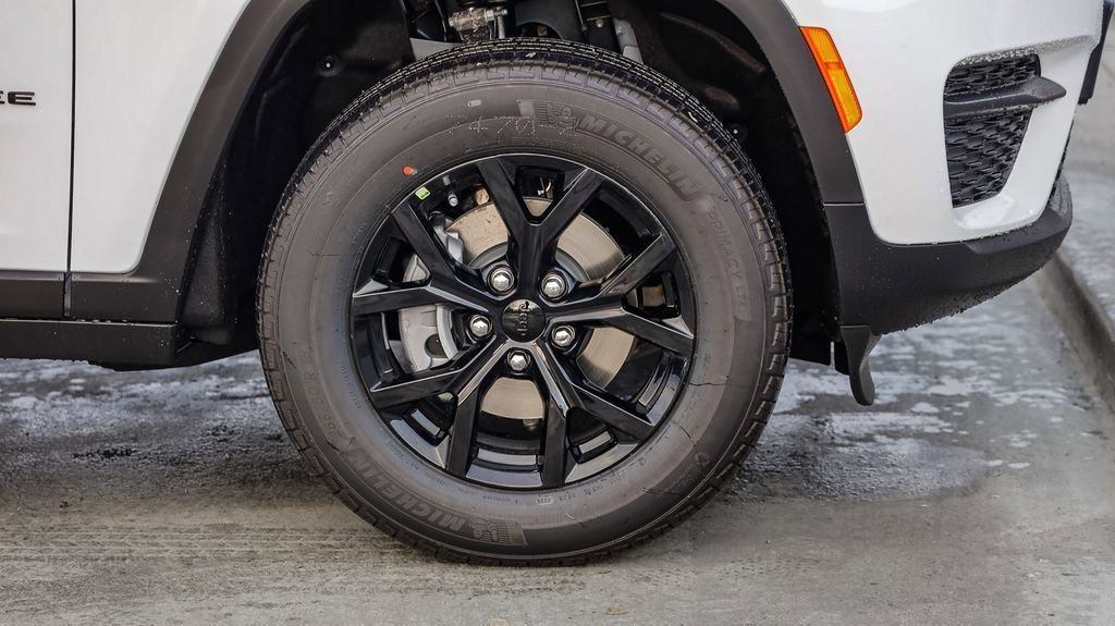 New 2025 Jeep Grand Cherokee Altitude image 11