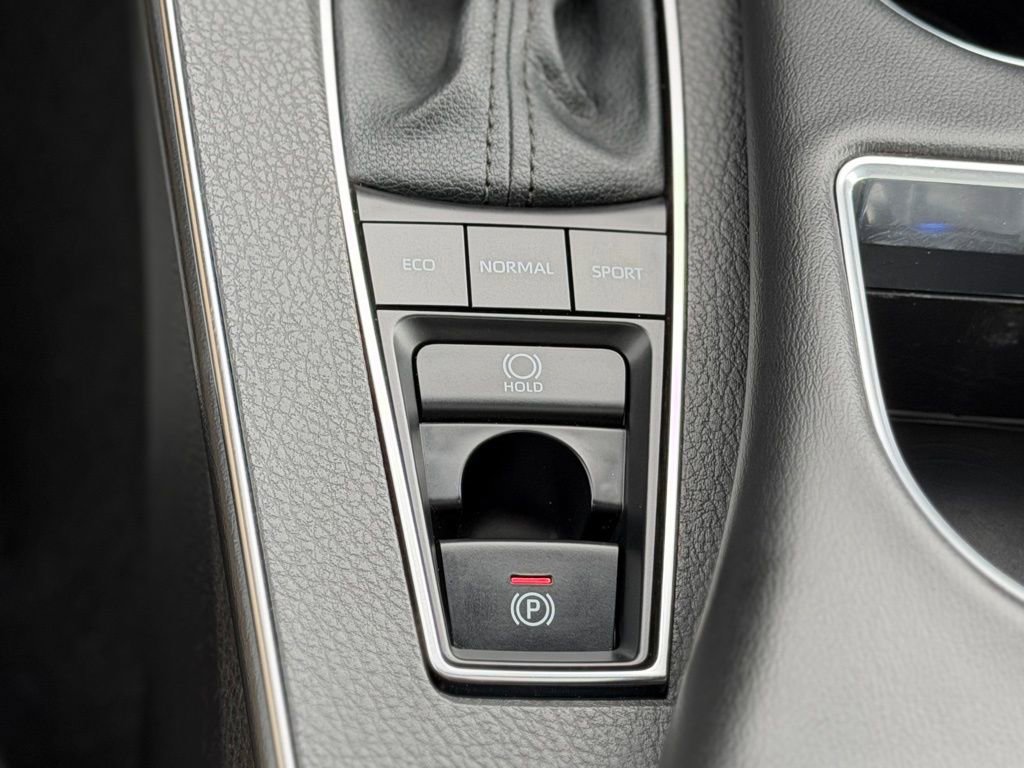 Used 2022 Toyota Avalon Limited w/ Advanced Safety Package FWD image 19