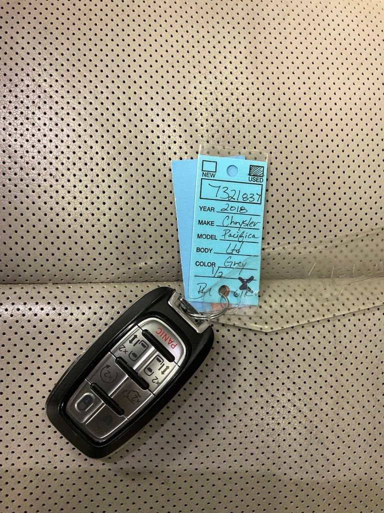 Used 2018 Chrysler Pacifica Limited w/ Advanced Safetytec Group FWD image 34