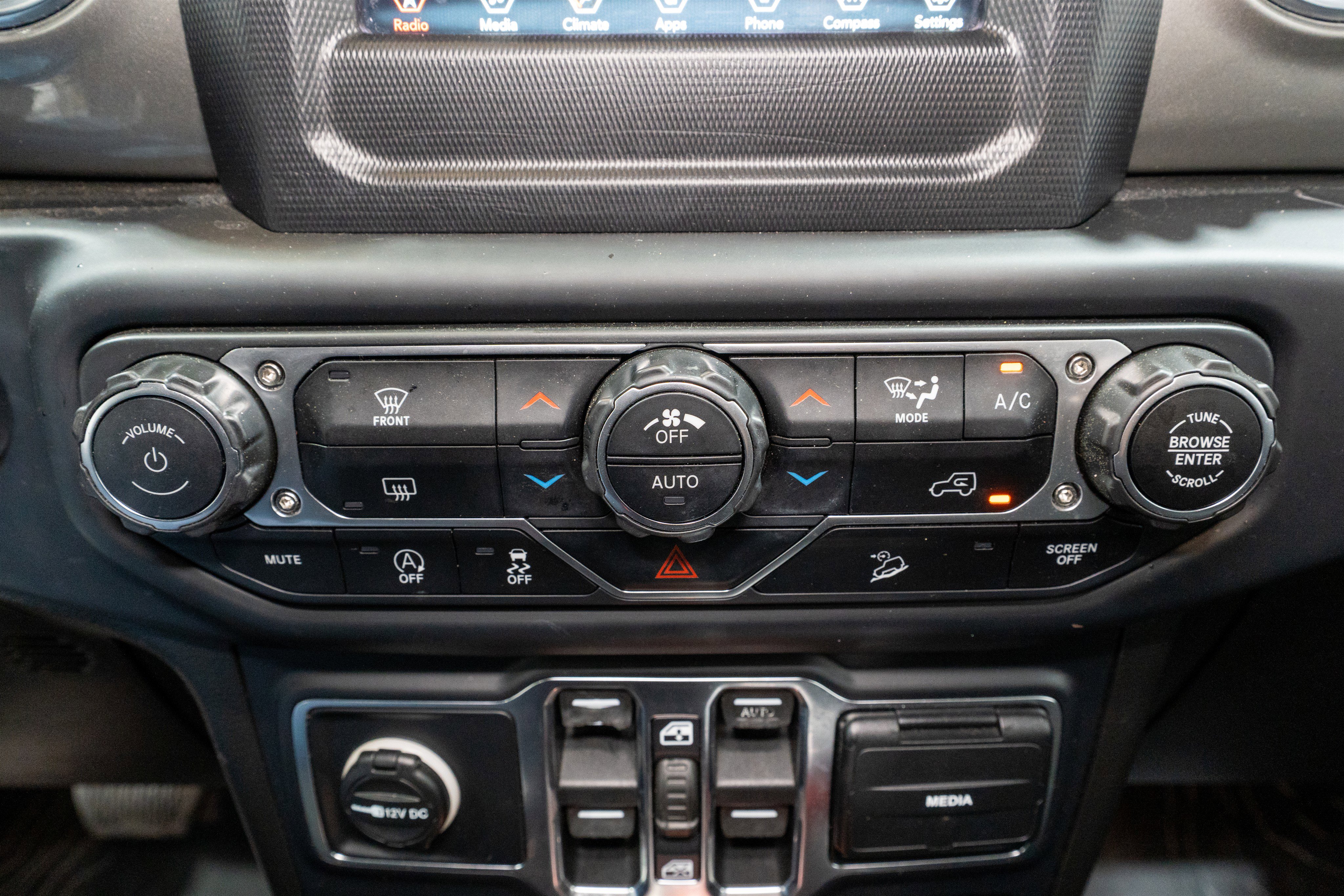 Used 2019 Jeep Wrangler Unlimited Sahara w/ LED Lighting Group image 18