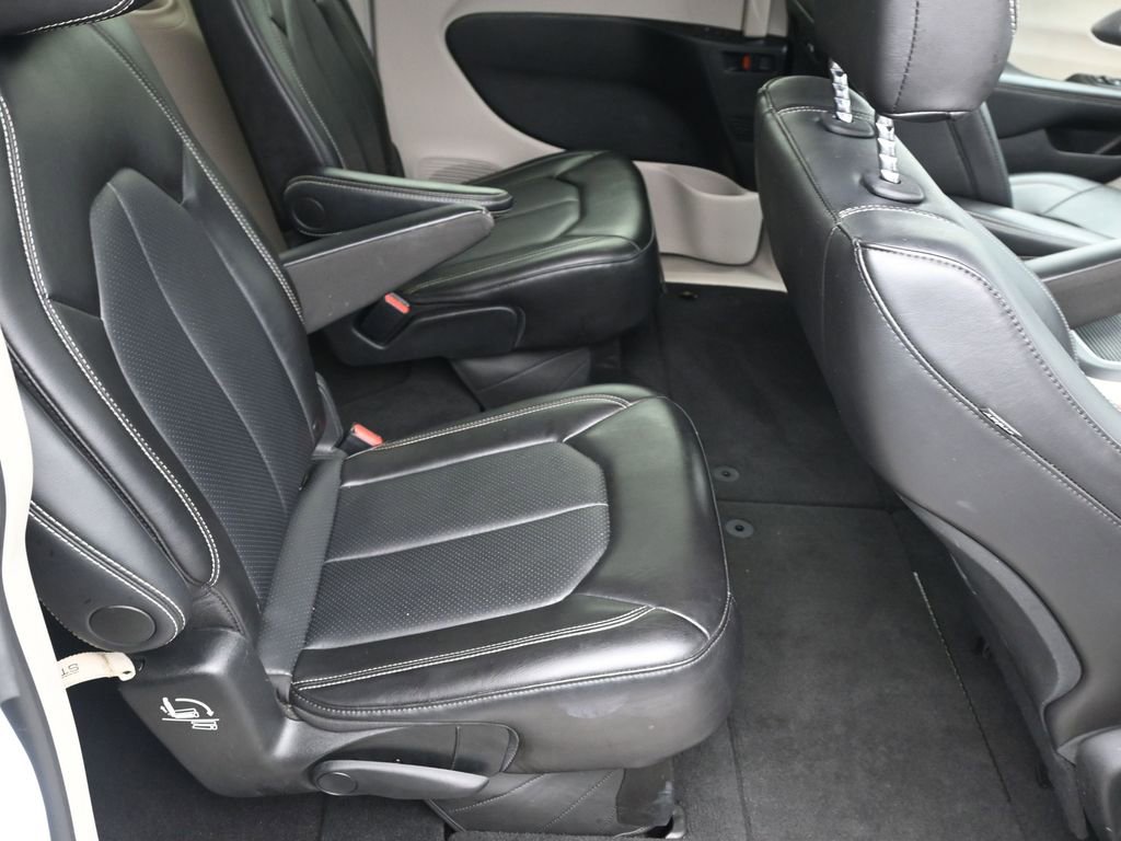 Used 2024 Chrysler Pacifica Touring-L image 10