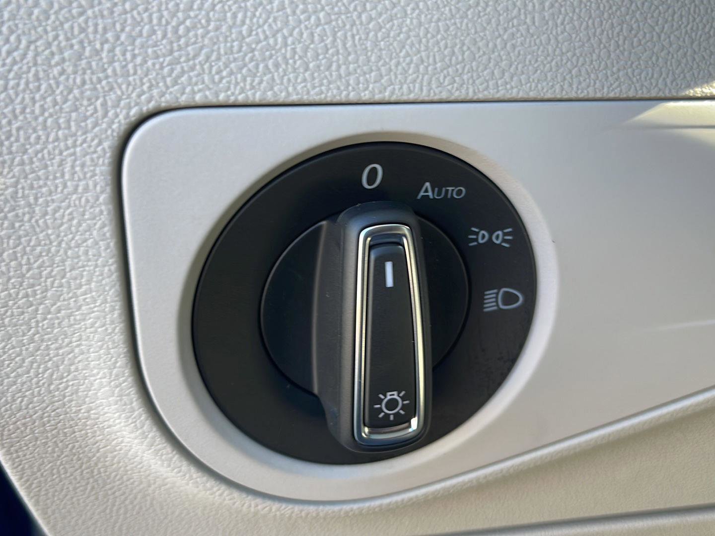 Used 2023 Volkswagen Tiguan SE w/ Panoramic Sunroof Package image 22