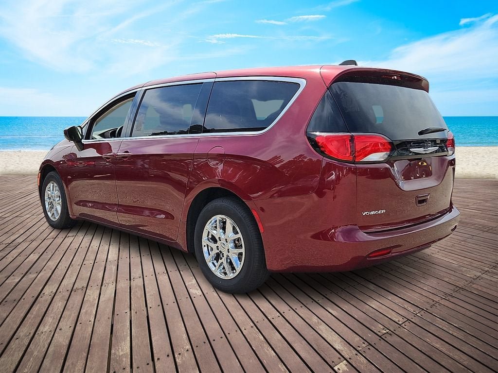 Used 2023 Chrysler Voyager LX FWD image 4