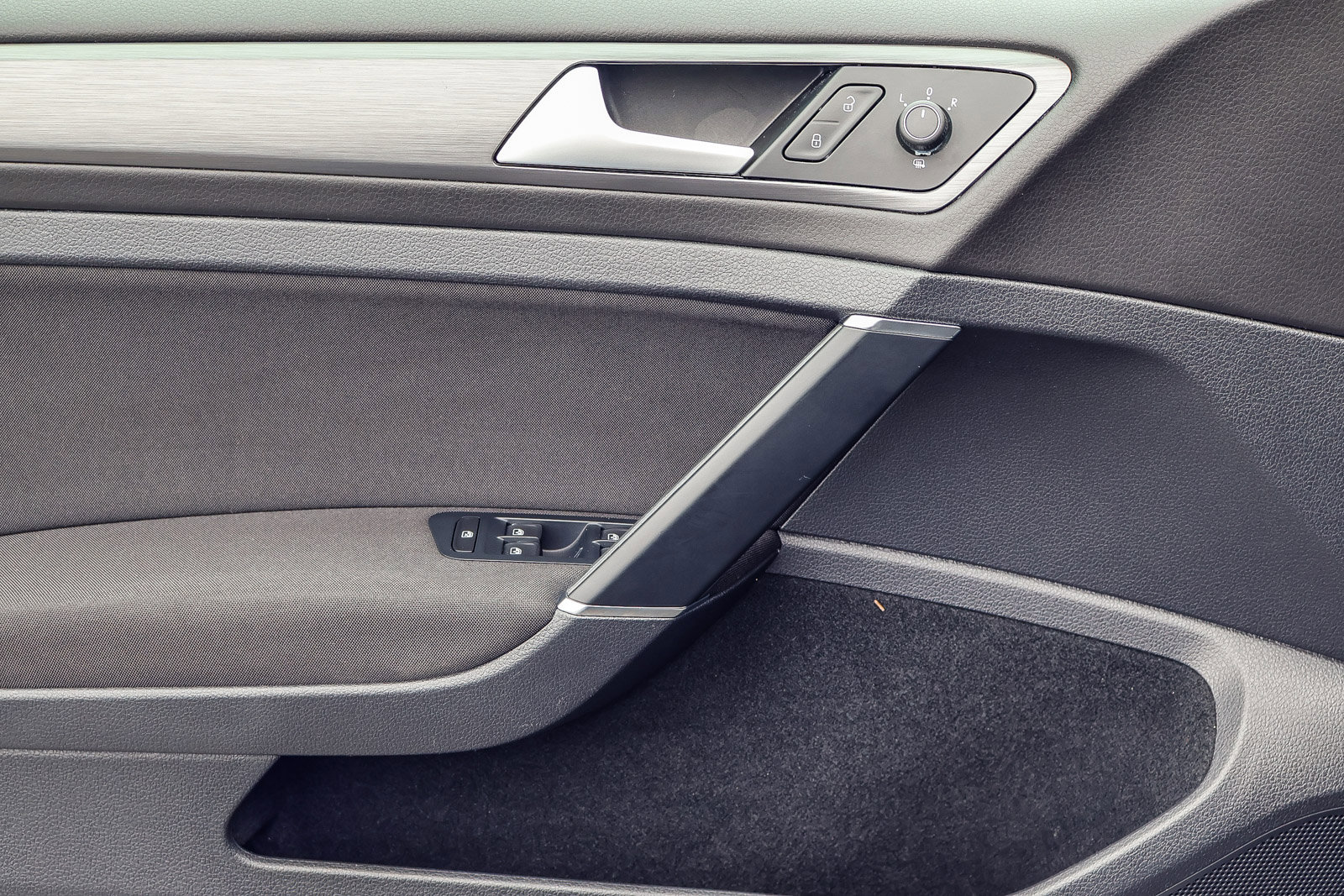 Used 2017 Volkswagen e-Golf SE w/ DC Fast Charging Package image 10