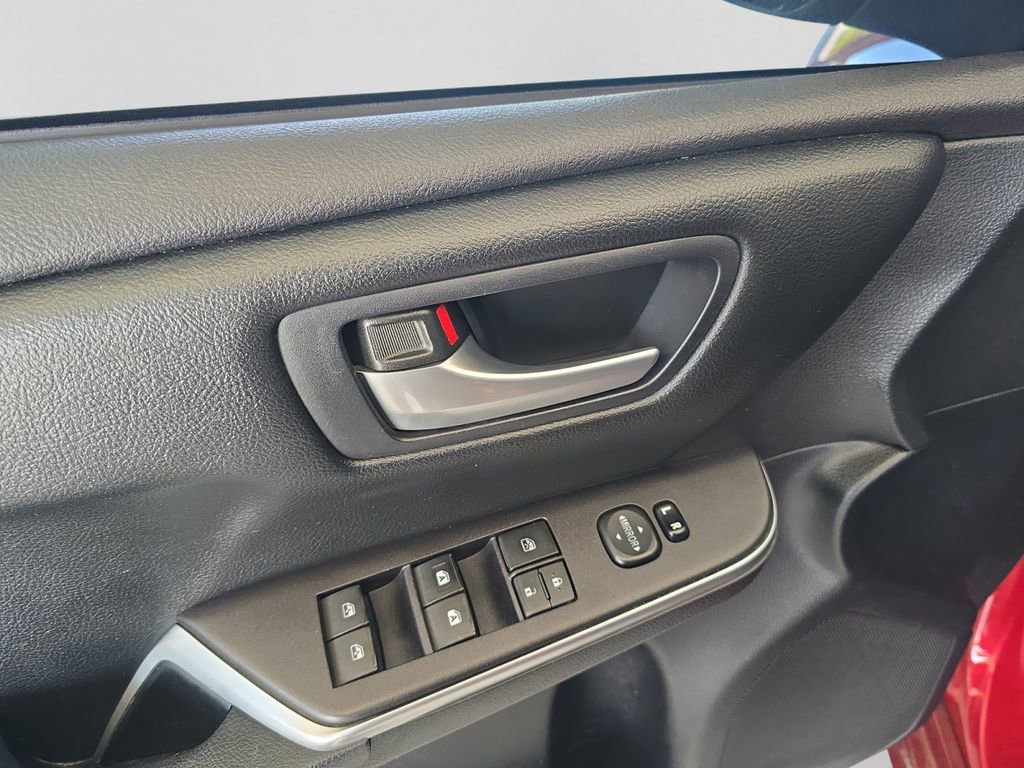 Used 2016 Toyota Camry SE image 11