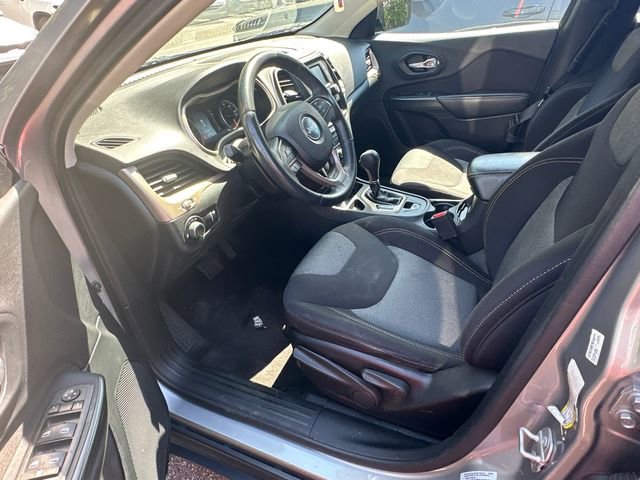 Used 2016 Jeep Cherokee Sport FWD image 4