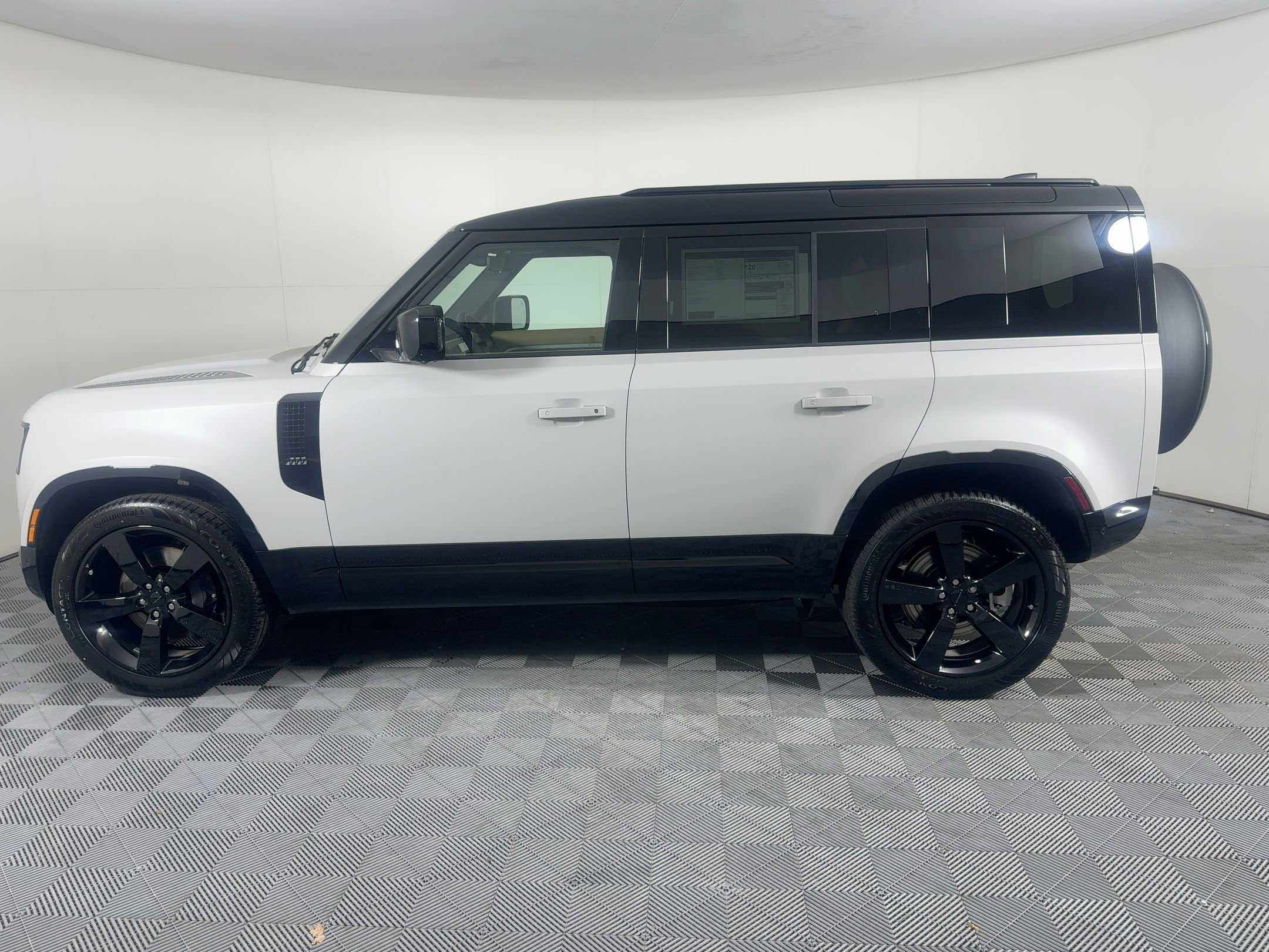 New 2026 Land Rover Defender 110 X-Dynamic SE image 2