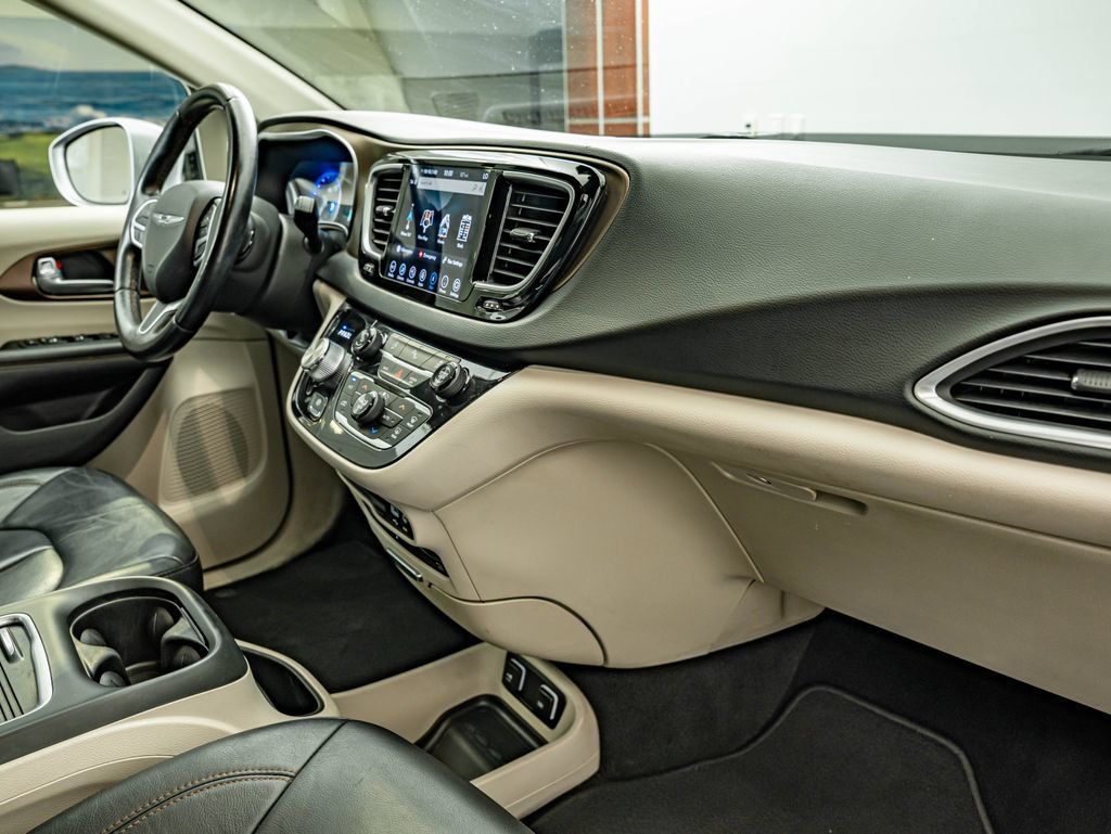 Used 2018 Chrysler Pacifica Touring-L Plus w/ Tire & Wheel Group FWD image 43