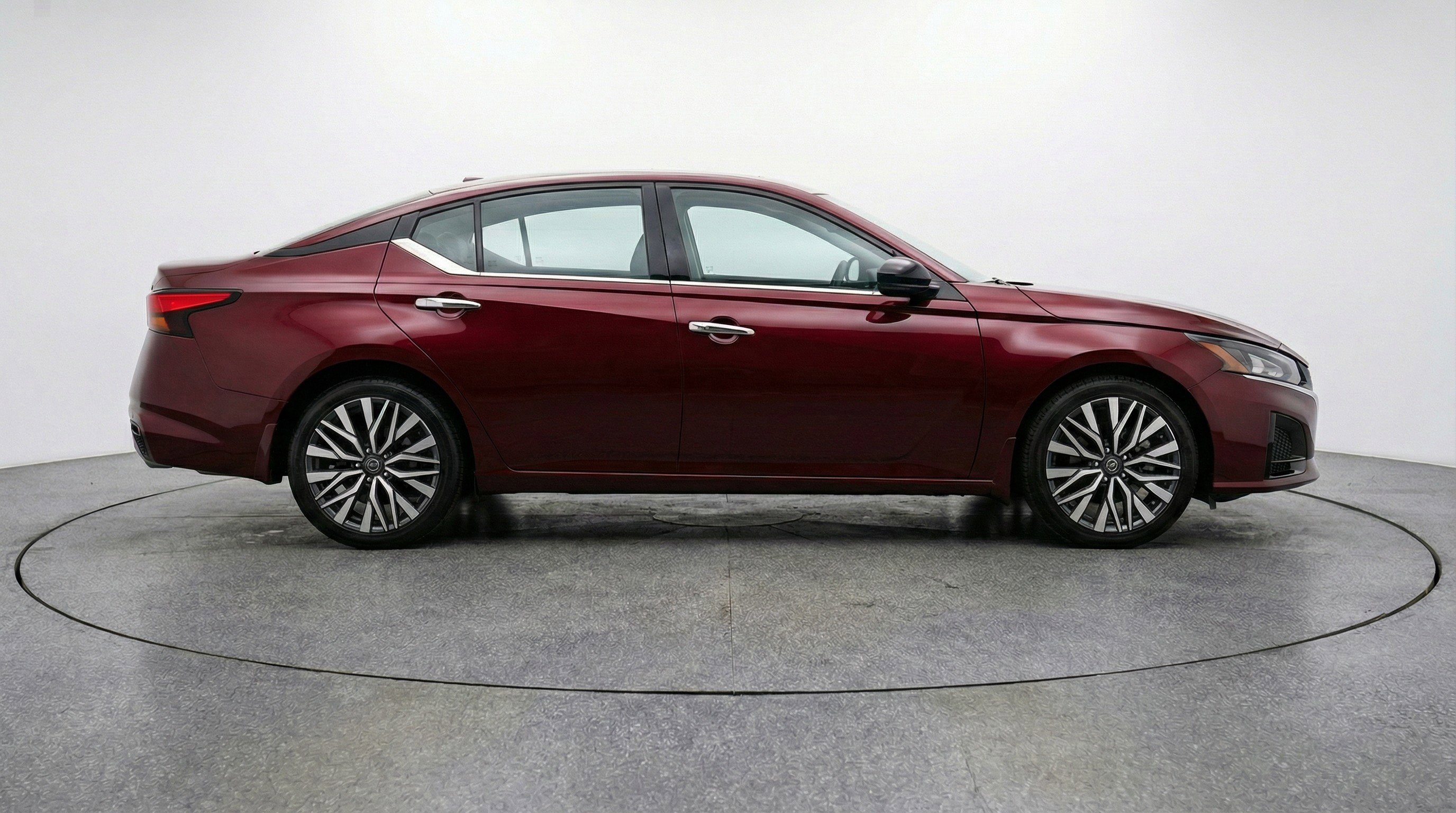 Used 2025 Nissan Altima 2.5 SV image 11