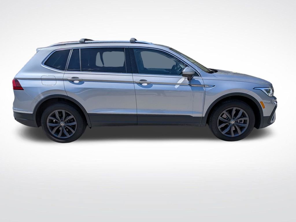 Used 2024 Volkswagen Tiguan SE w/ Panoramic Sunroof Package AWD/4WD image 2
