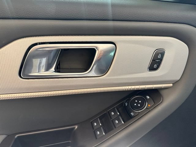 Used 2025 Ford Explorer Active RWD image 11