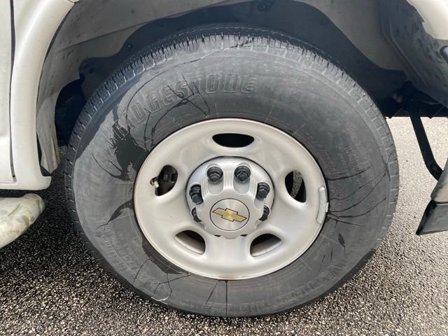 Used 2024 Chevrolet Express 2500 w/ Driver Convenience Package RWD image 8