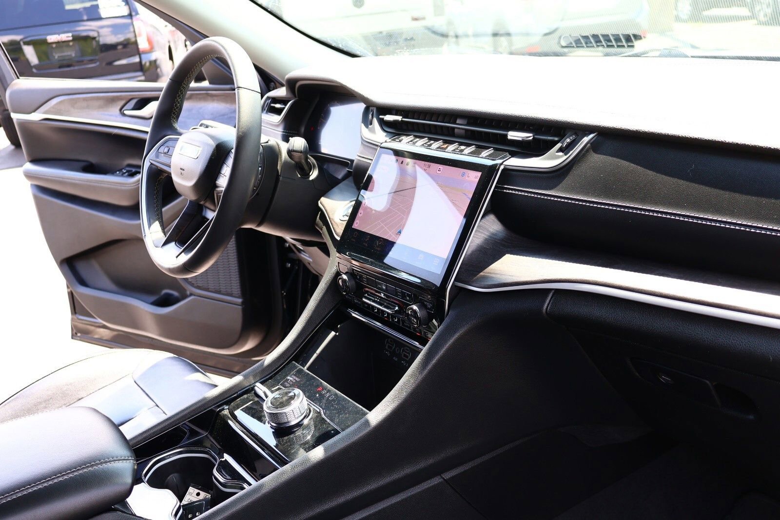 Used 2023 Jeep Grand Cherokee Limited image 30