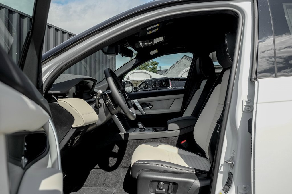 New 2025 Land Rover Discovery Sport Dynamic SE image 10