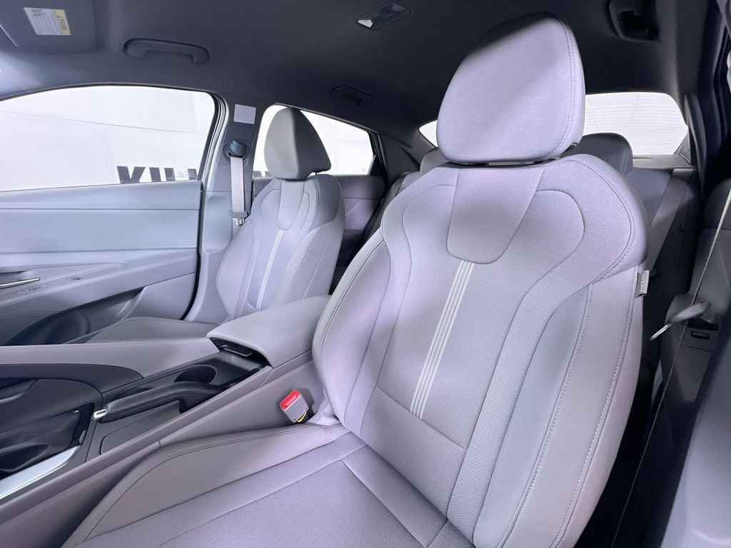 Used 2025 Hyundai Elantra SE FWD image 13