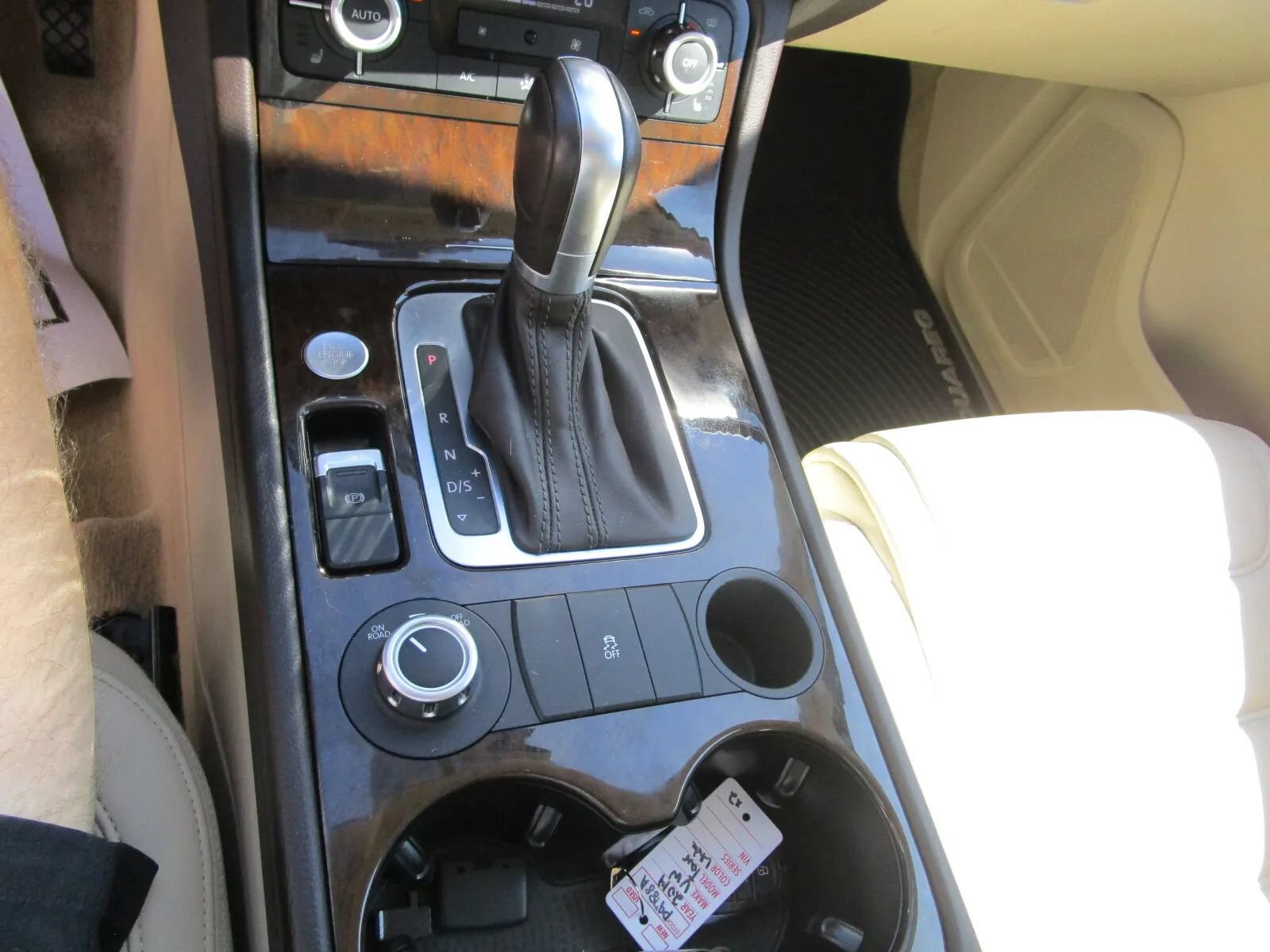 Used 2014 Volkswagen Touareg Executive AWD/4WD image 18