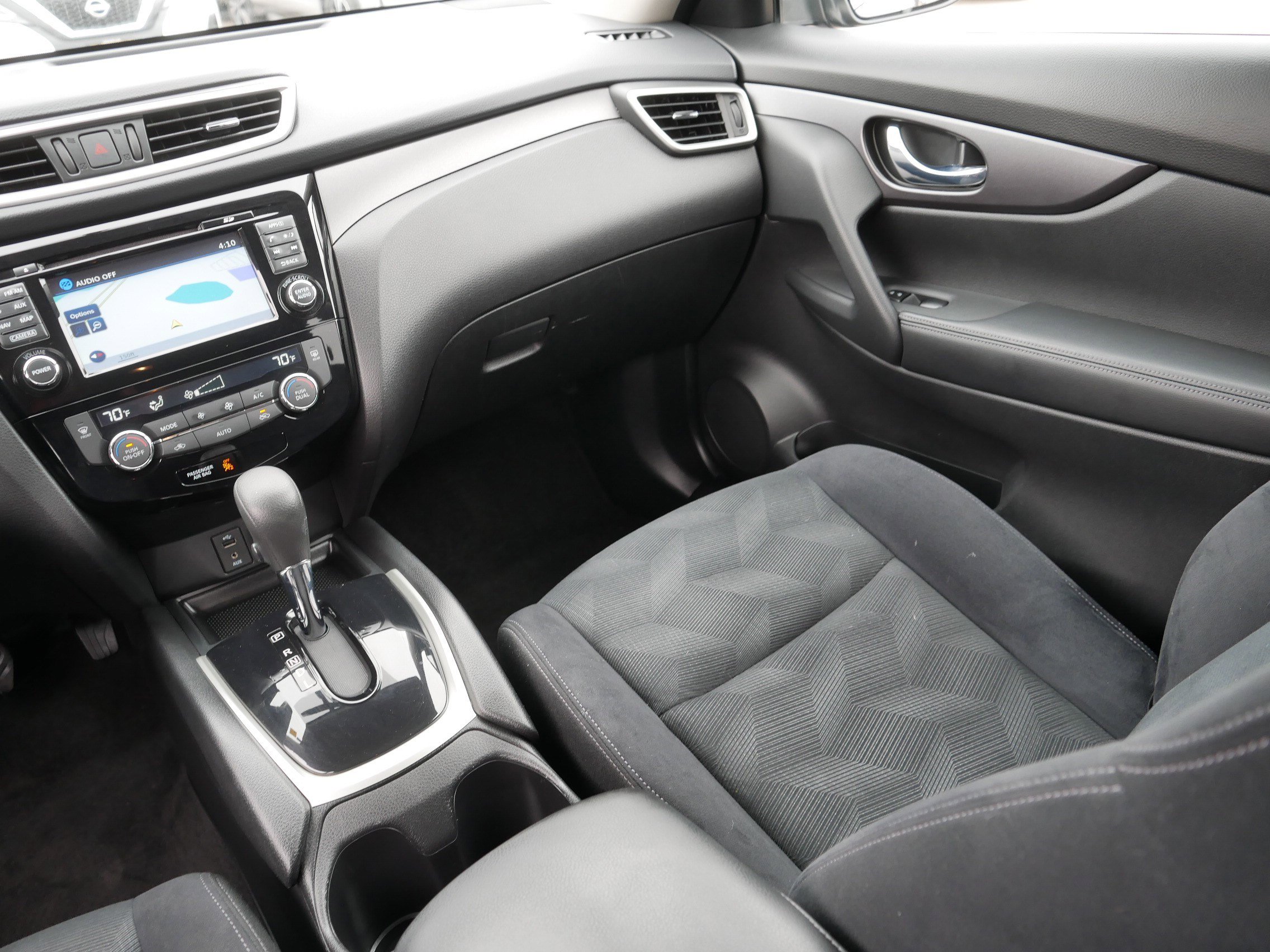 Used 2016 Nissan Rogue SV w/ SV Premium Package image 11