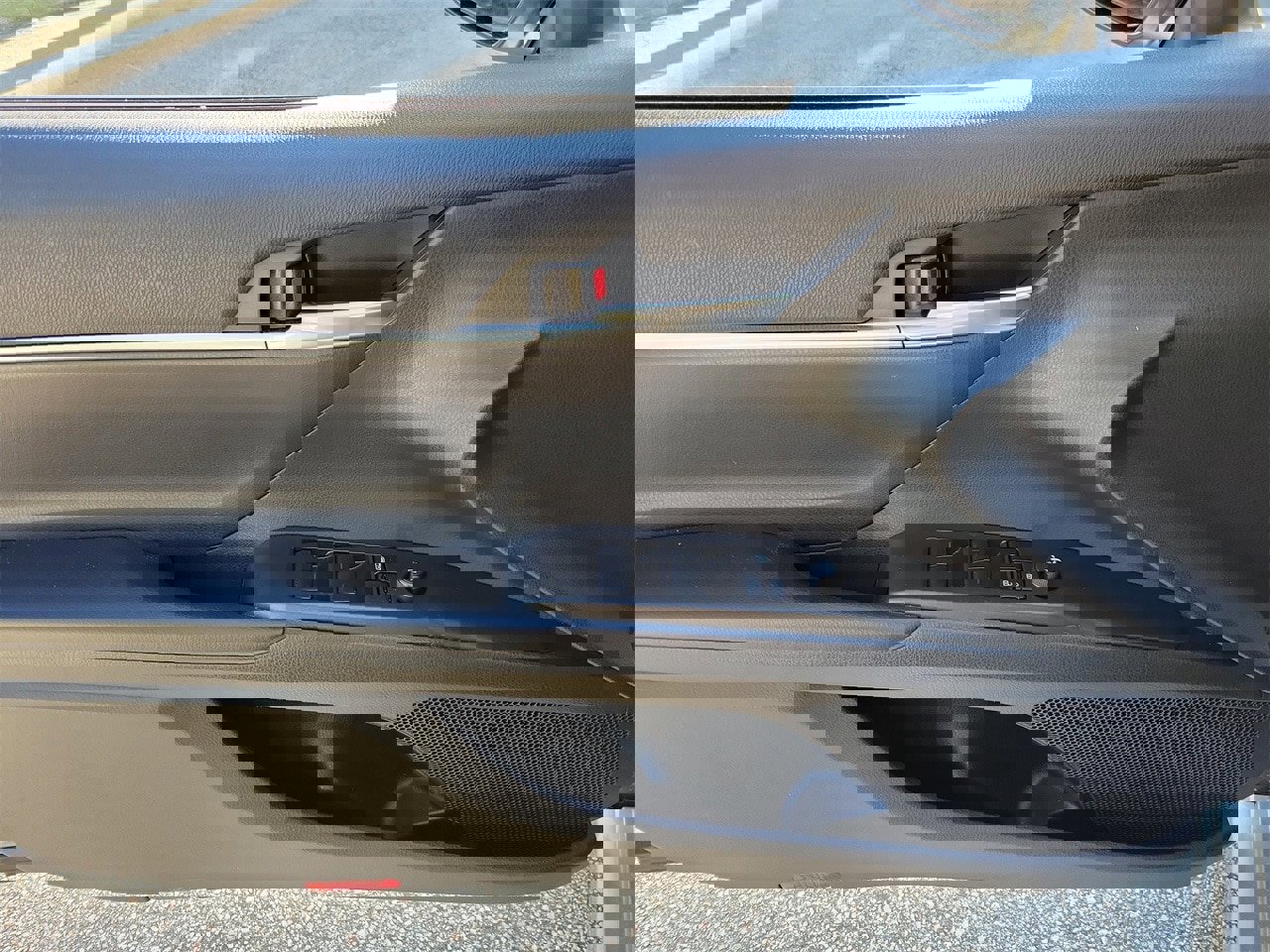 Used 2023 Toyota Camry SE image 13