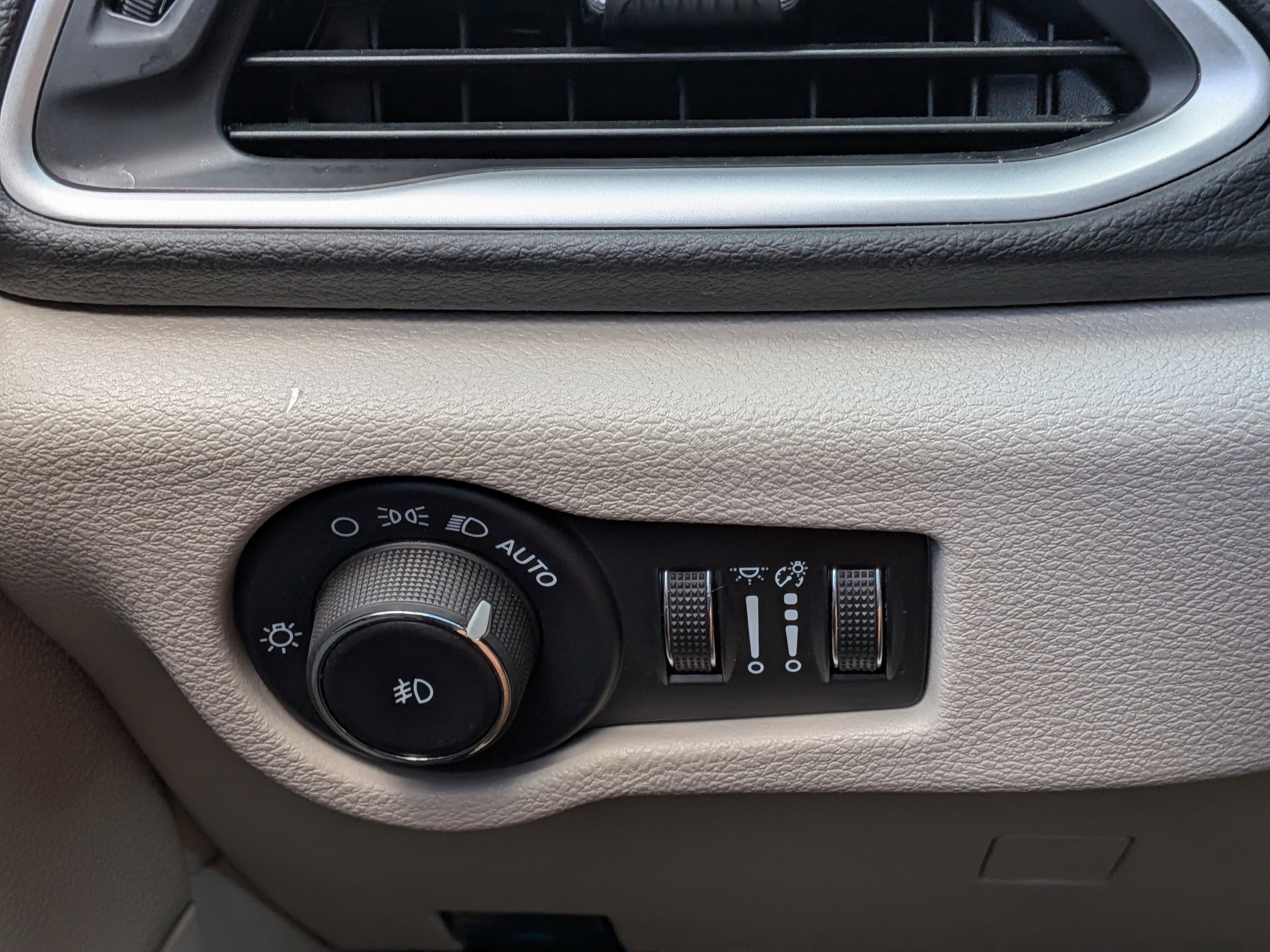 Used 2024 Chrysler Pacifica Touring-L FWD image 26