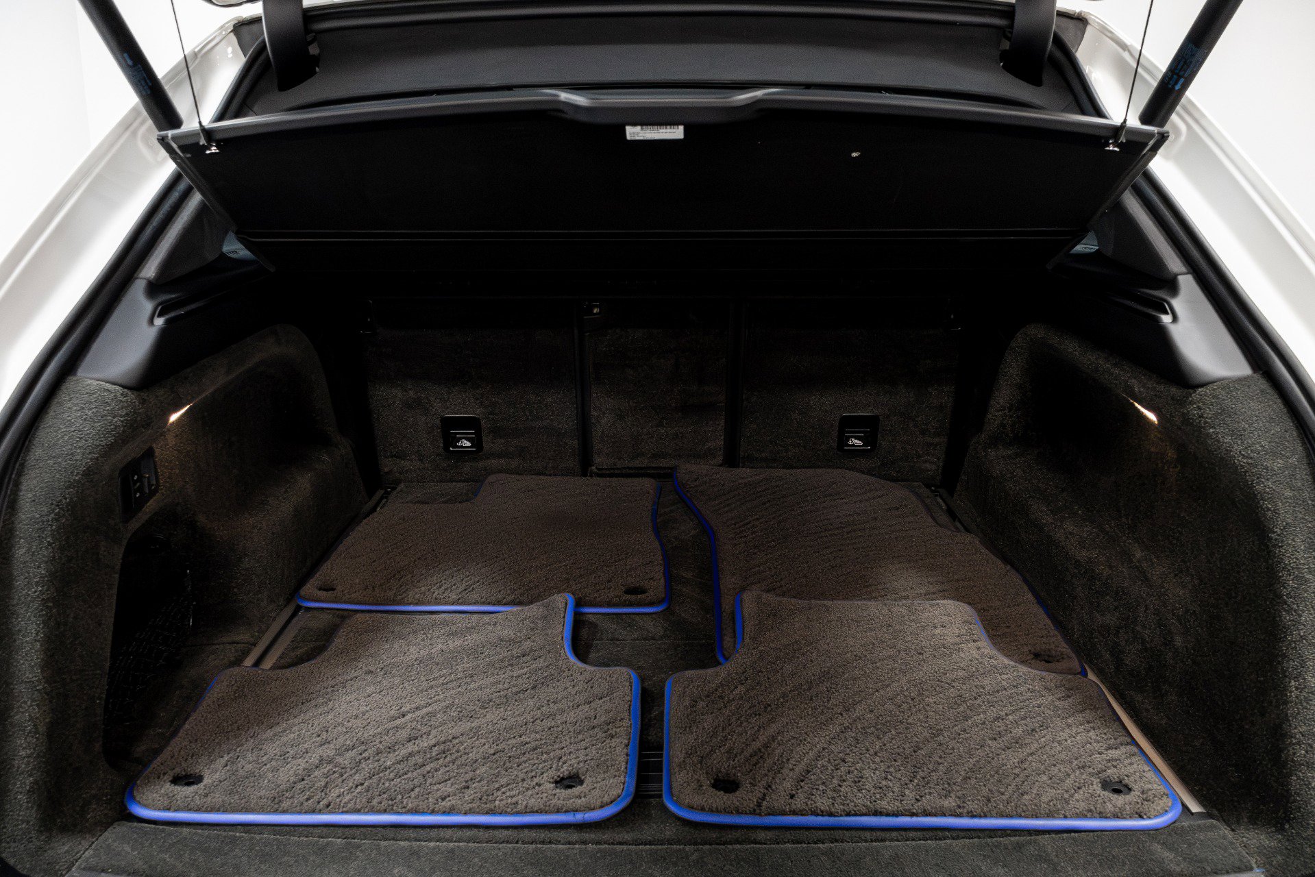 Used 2020 Bentley Bentayga Design Series image 42