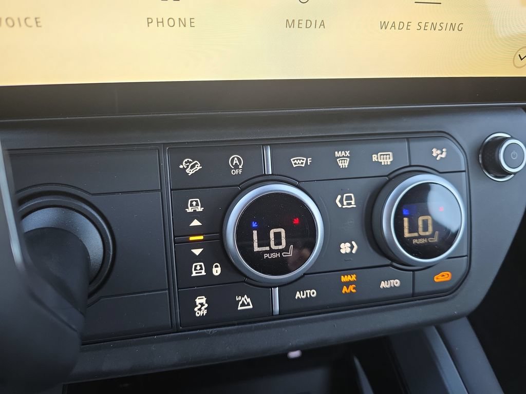 New 2026 Land Rover Defender 90 X-Dynamic SE AWD/4WD image 17