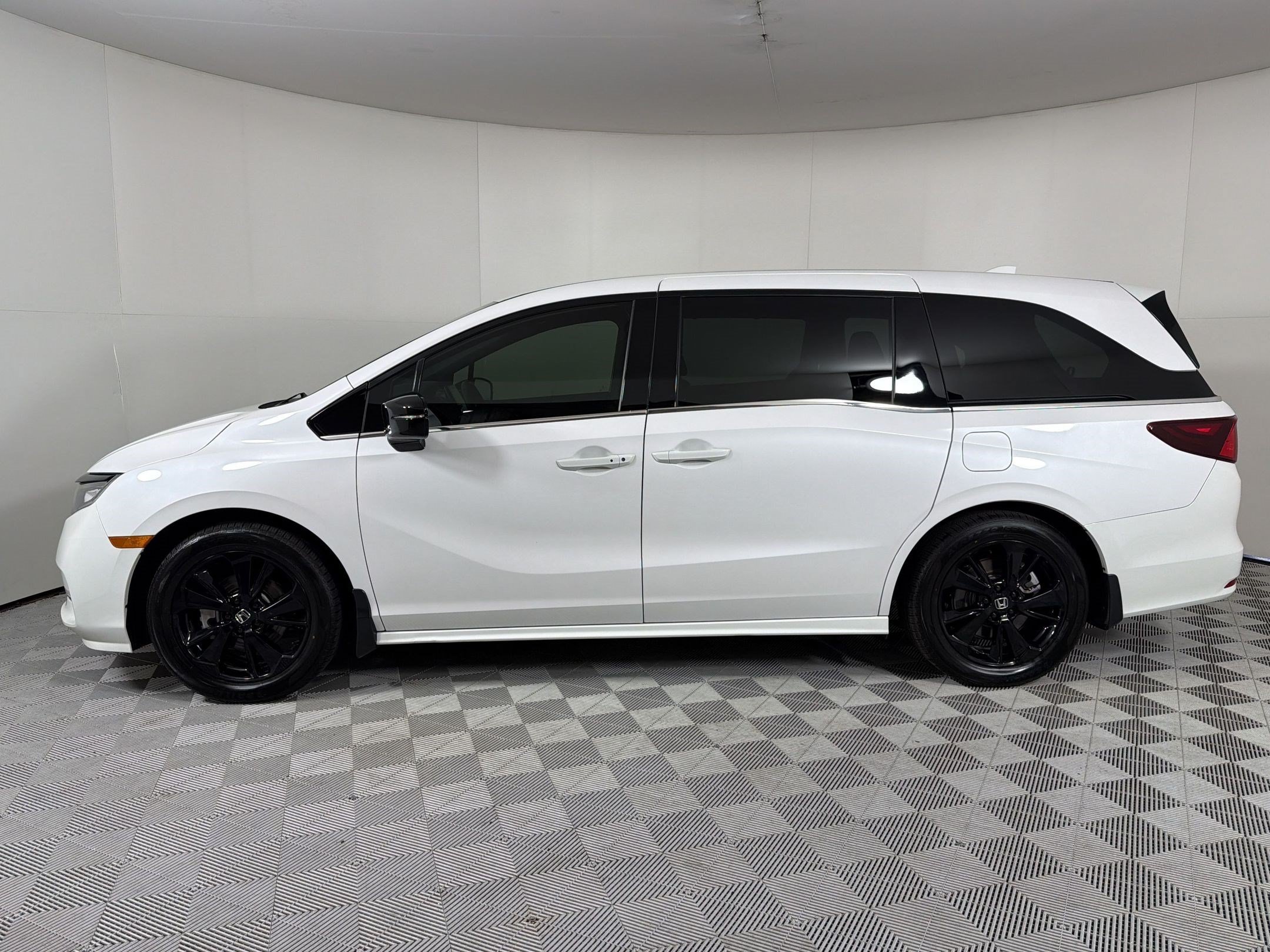 Used 2024 Honda Odyssey Sport image 2