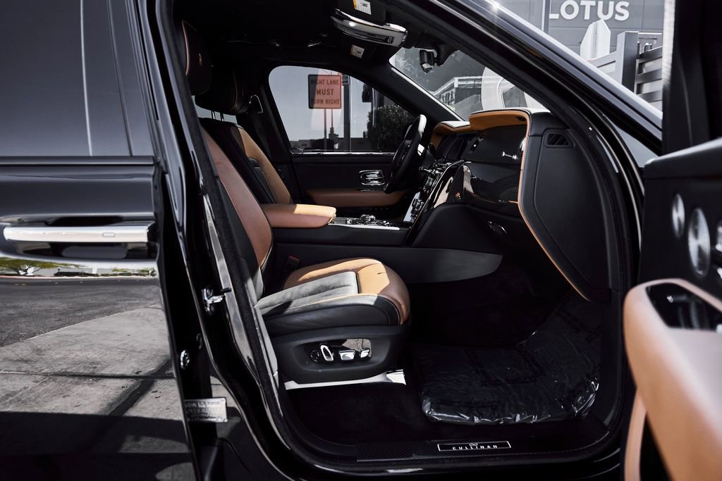 Used 2022 Rolls-Royce Cullinan Black Badge w/ Dark Exterior Package AWD/4WD image 24