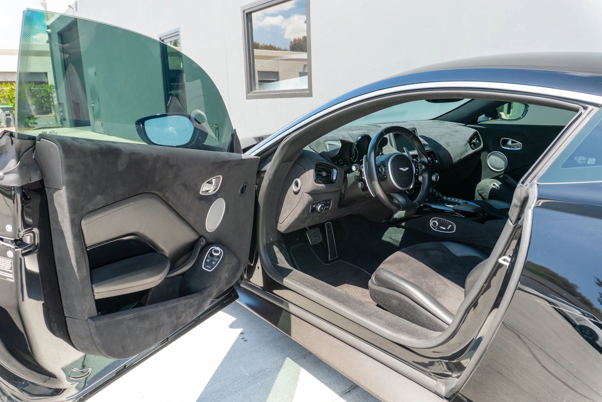 Used 2020 Aston Martin V8 Vantage Coupe image 40