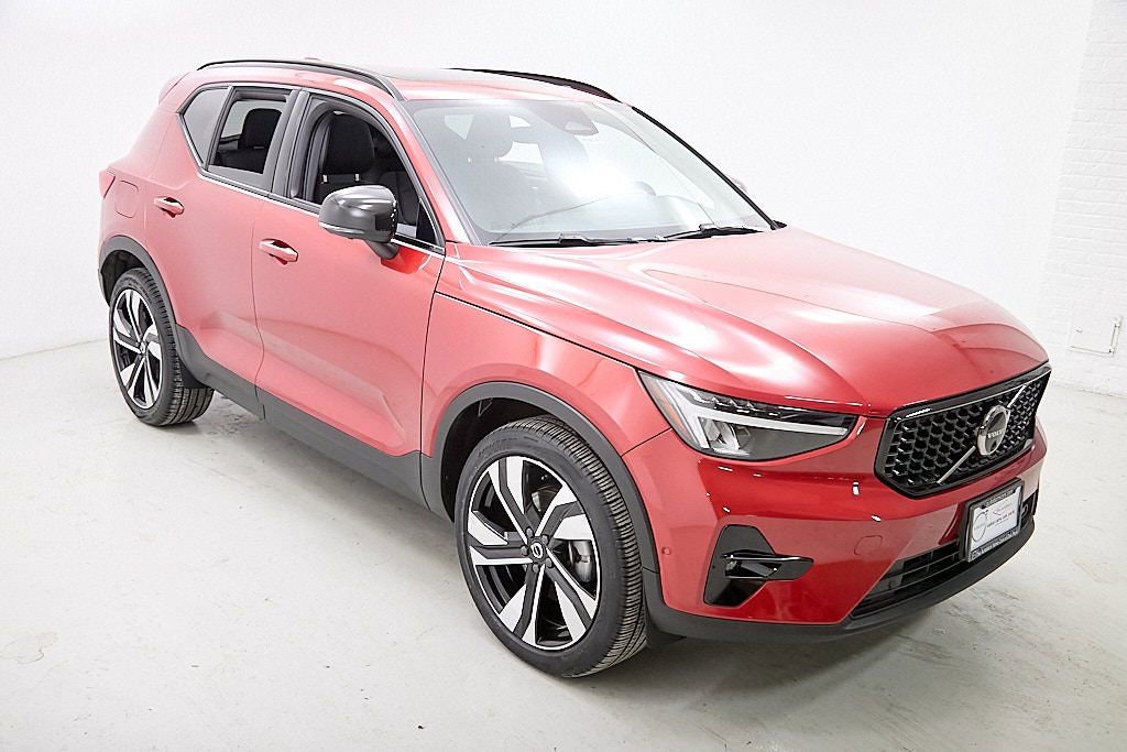 Certified 2023 Volvo XC40 B5 Plus w/ Driver Assist Package image 4