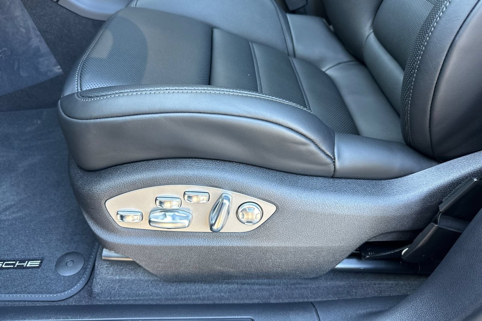 New 2026 Porsche Macan AWD/4WD image 14