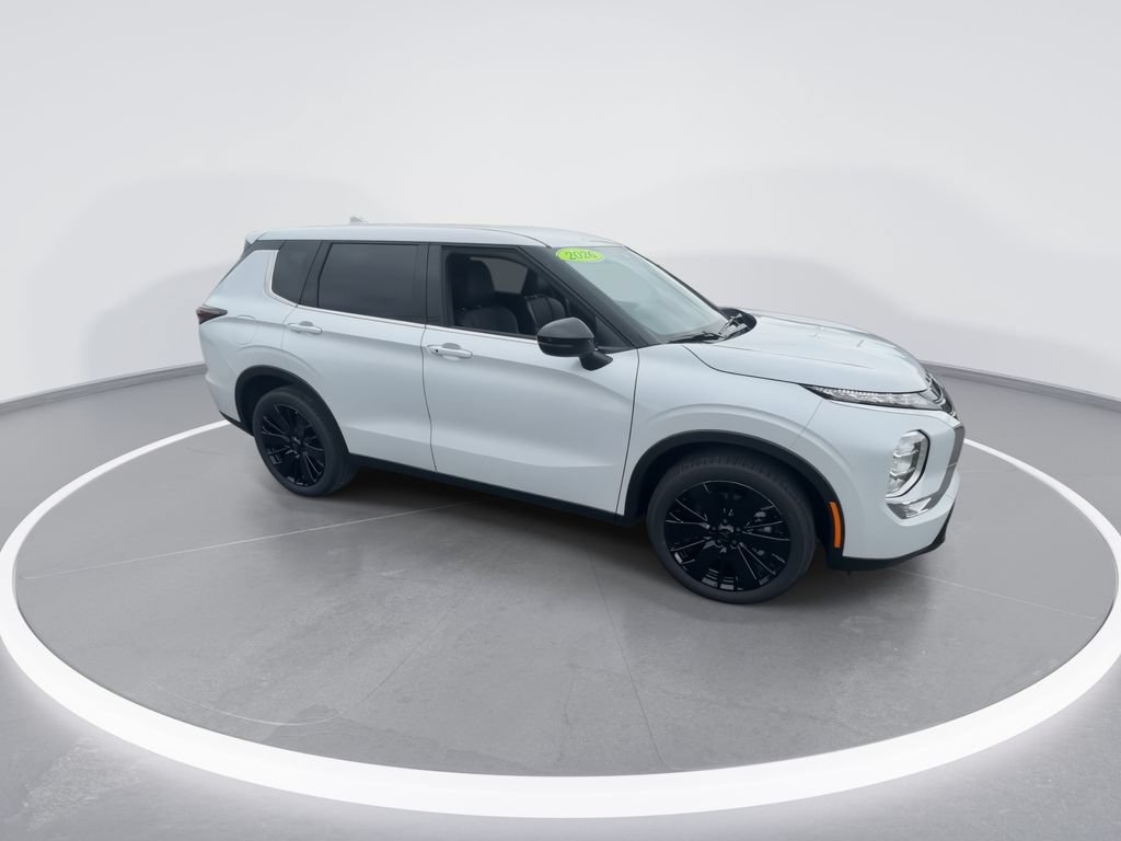 New 2026 Mitsubishi Outlander LE FWD image 2