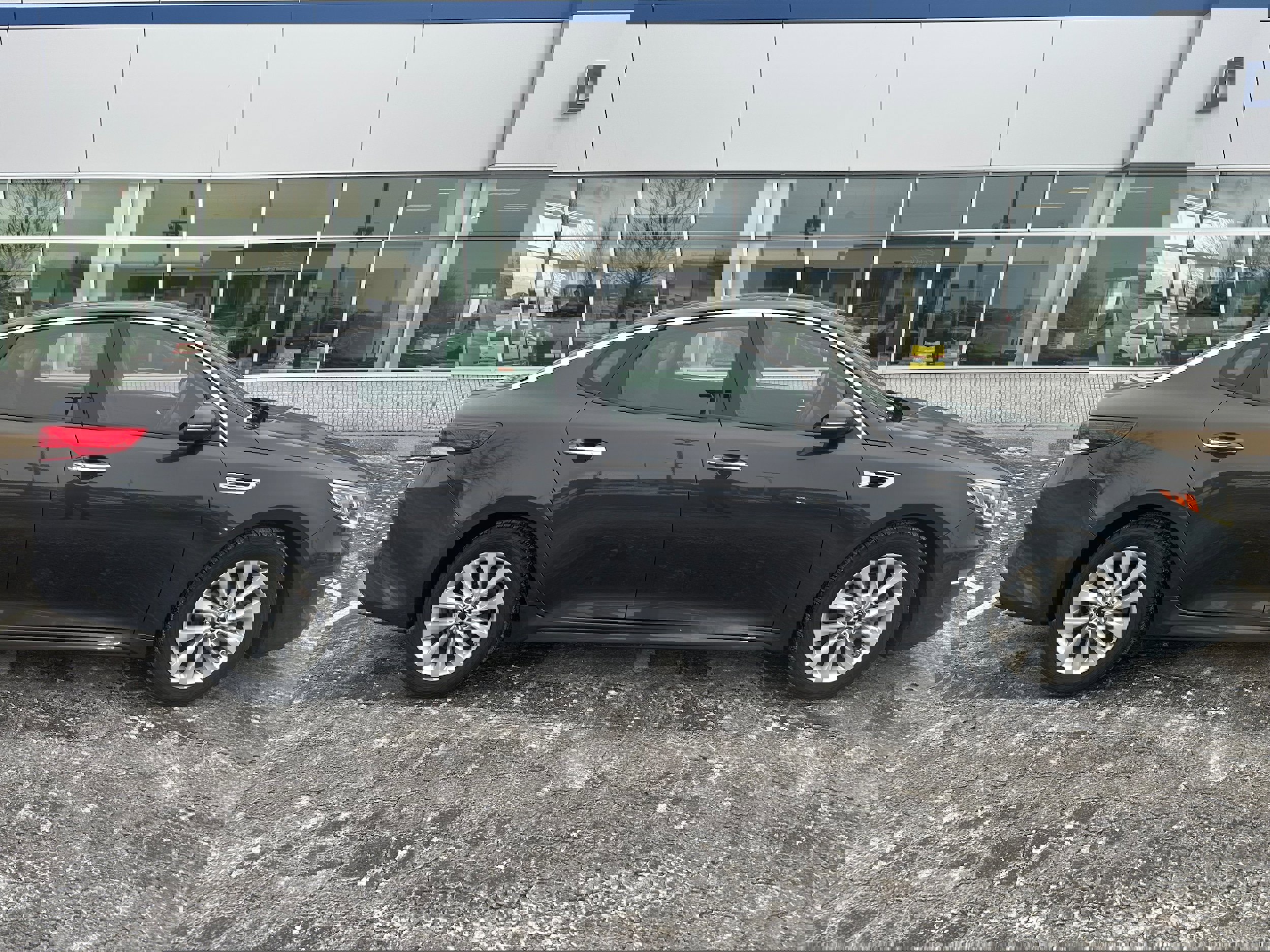 Used 2017 Kia Optima EX w/ Premium Package image 2