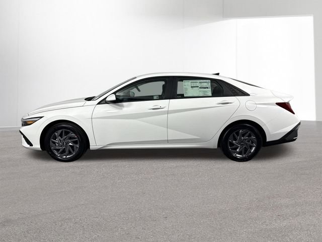 Used 2025 Hyundai Elantra Hybrid FWD image 14