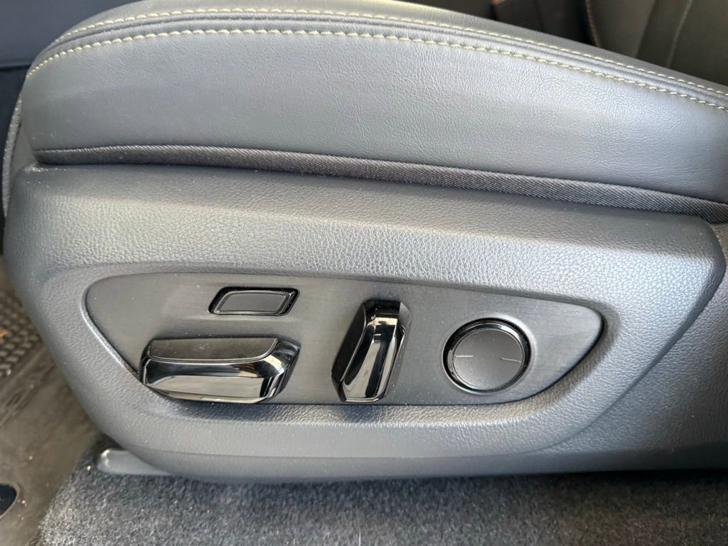 Used 2025 Lexus GX 550 w/ Accessory Package (32) AWD/4WD image 32