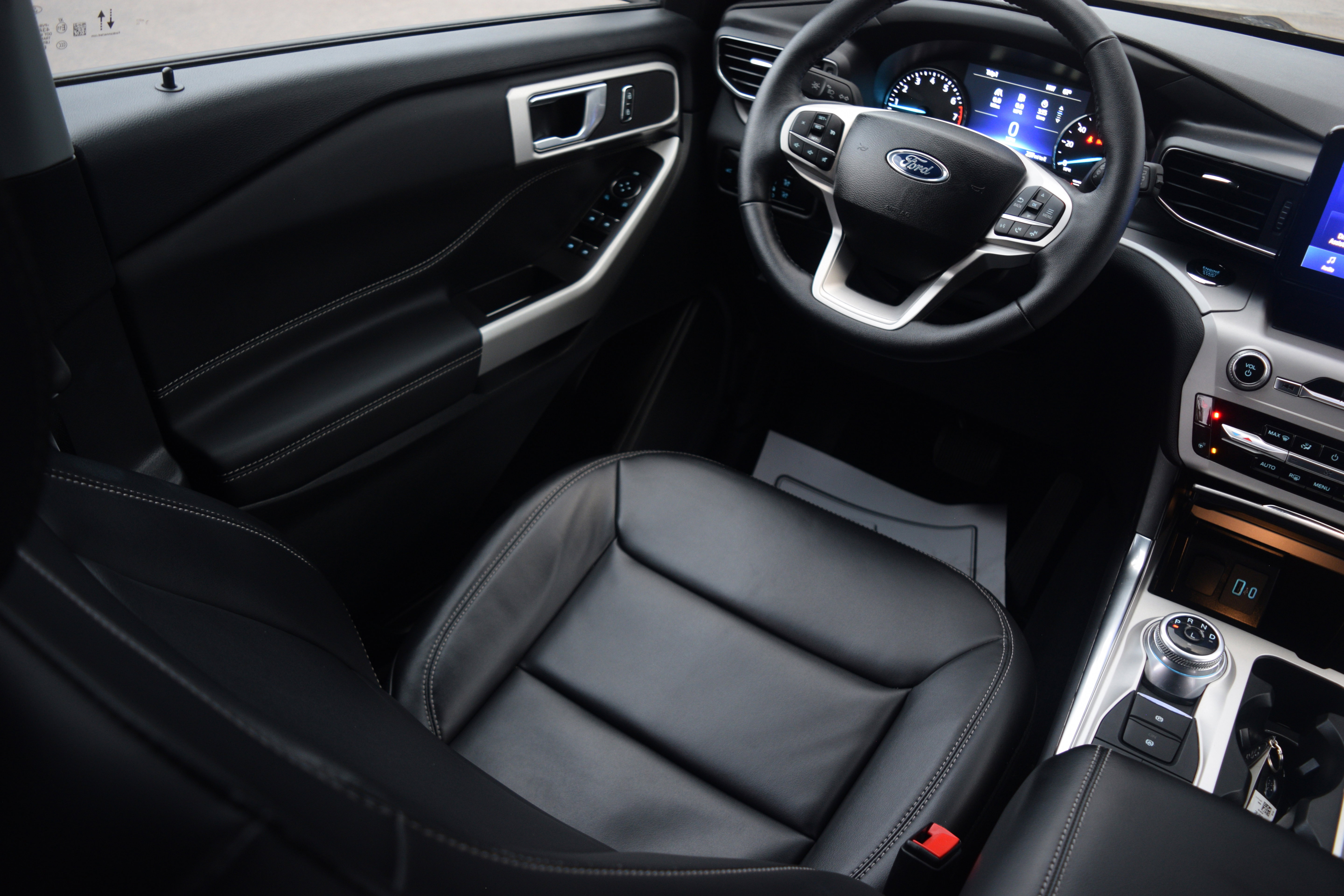 Used 2023 Ford Explorer XLT w/ Equipment Group 202A image 2