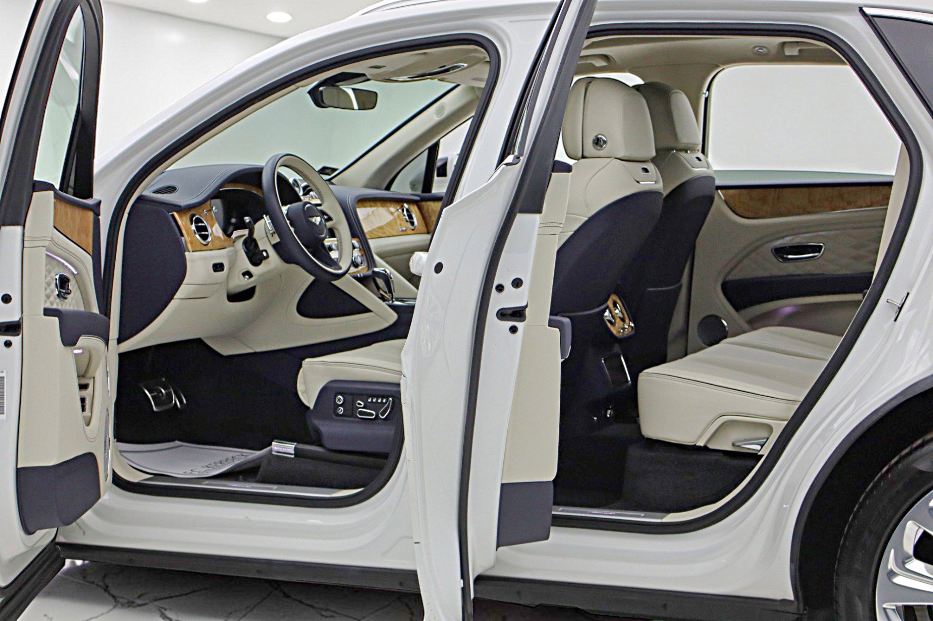 Used 2024 Bentley Bentayga image 6