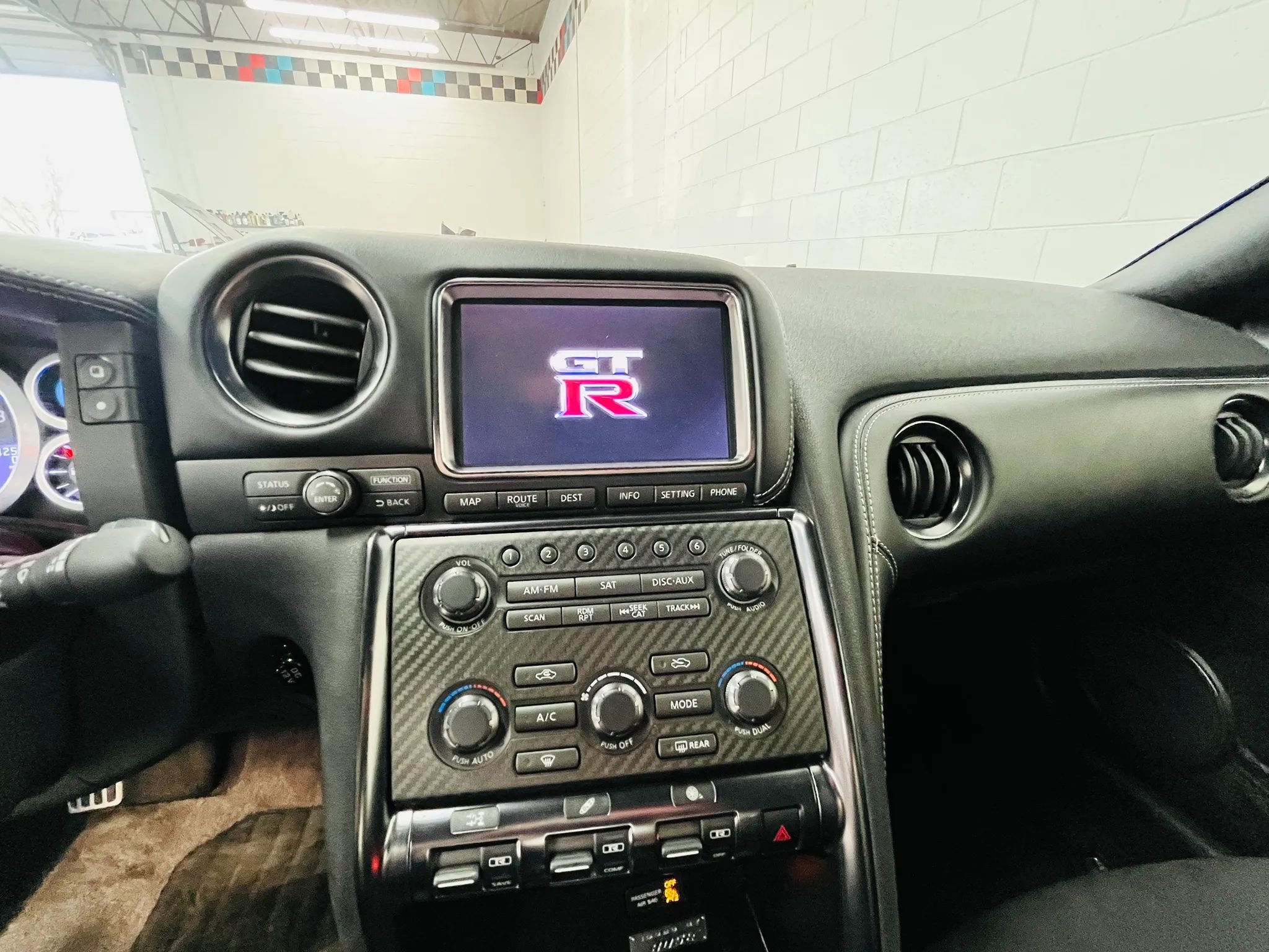 Used 2015 Nissan GT-R Premium image 35