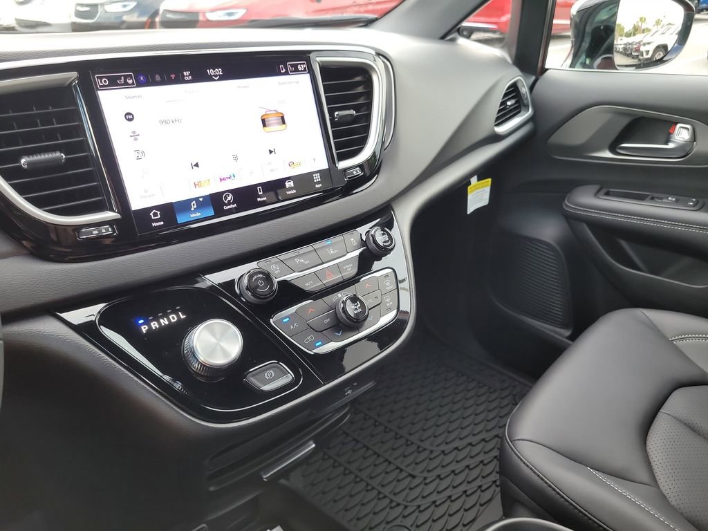 New 2026 Chrysler Voyager LX image 21