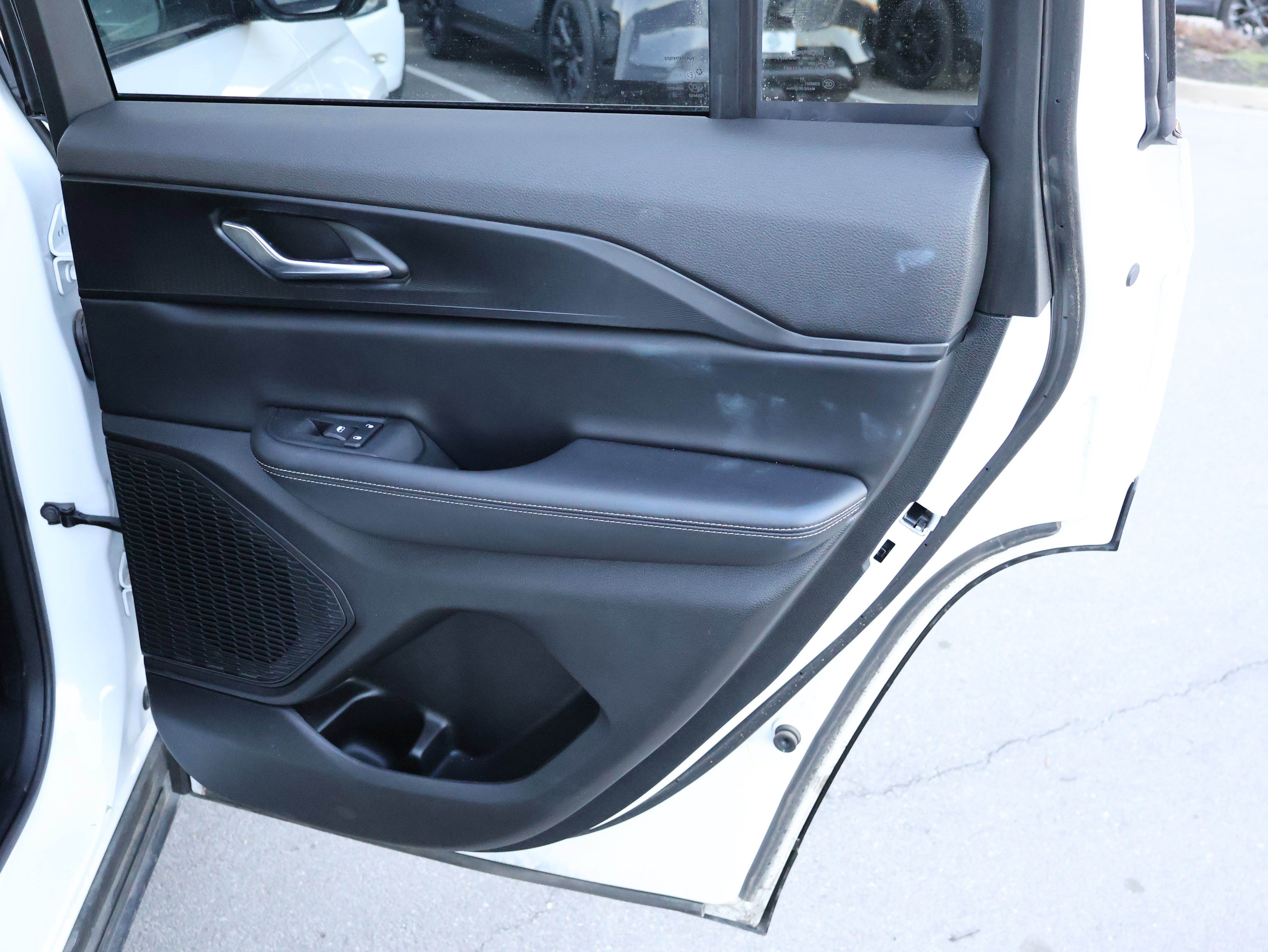Used 2025 Jeep Grand Cherokee Altitude AWD/4WD image 12