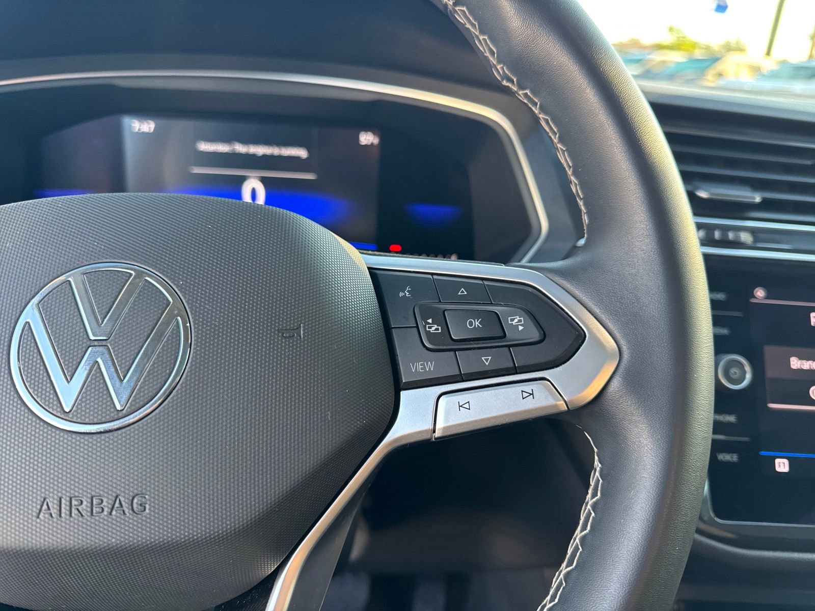 Used 2022 Volkswagen Tiguan SE image 17