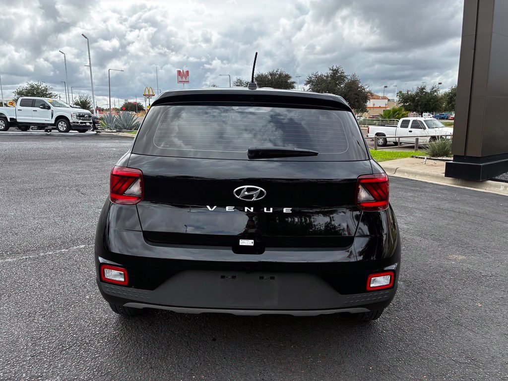 Used 2025 Hyundai Venue SE FWD image 4